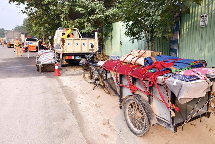 Thượng úy Kiều Văn Cường (cán bộ CSGT) cho biết, thời gian qua, tình trạng xe gắn máy kéo theo xe tự chế chở hàng hóa quanh các tuyến đường Khu công nghiệp Thạch Thất diễn ra khá phổ biến. Loại phương tiện này đã gây ra một số vụ tai nạn.