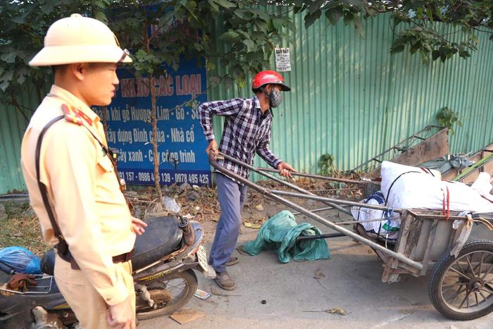 Ngoài ra, với các xe chở hàng cồng kềnh, lực lượng chức năng còn yêu cầu tài xế gỡ hàng hóa hoặc tháo bỏ phần tự chế. Một số trường hợp phương tiện bị tạm giữ theo quy định để chờ làm rõ nguồn gốc.