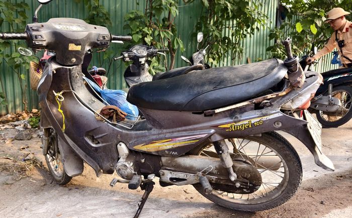 Như chiếc xe máy trong ảnh, người điều khiển là ông H.V.P (SN 1964, trú tại xã Hạ Bằng, Hà Nội) cho biết, xe ông mua từ nhiều năm trước và hằng ngày sử dụng để kéo theo xe cải tiến chở hàng hóa.