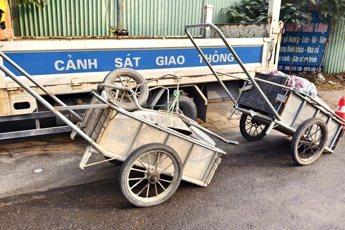 Theo Nghị định 168/2024, tài xế điều khiển xe kéo kéo theo phương tiện khác sẽ bị xử phạt từ 600.000 - 800.000 đồng.
