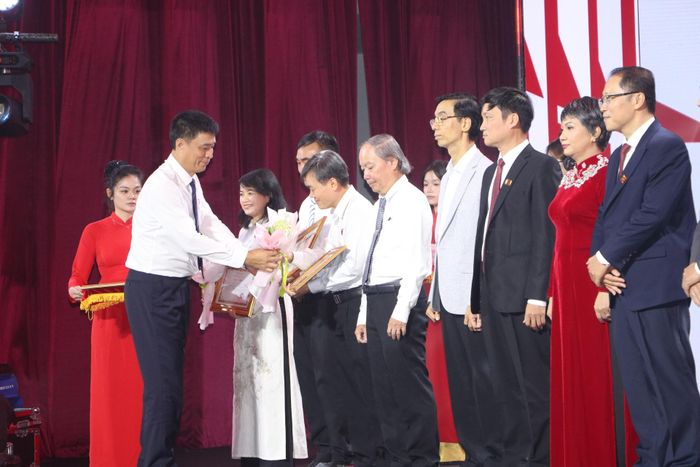 Thứ trưởng Bộ Xây dựng Phạm Minh Hà tặng Bằng khen của Bộ Xây dựng cho các tập thể, cá nhân Trường Đại học Kiến trúc TP.HCM.