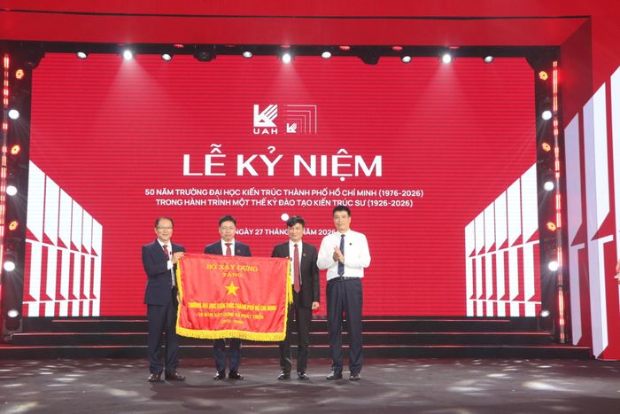 Thứ trưởng Bộ Xây dựng Phạm Minh Hà tặng cờ thi đua cho Trường Đại học Kiến trúc TP.HCM.