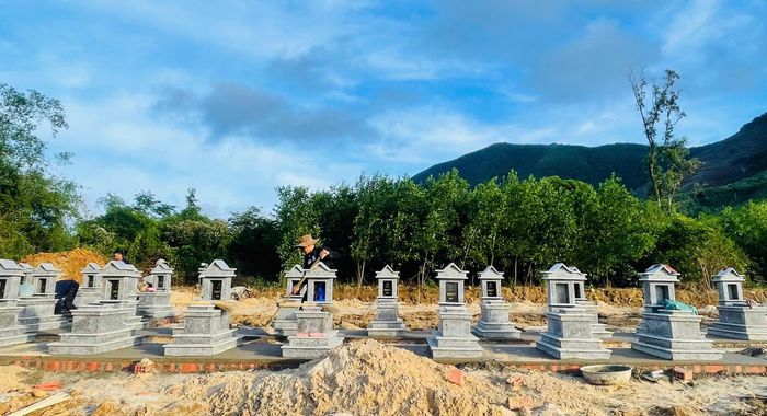 Các ngôi mộ được quy tập về khu nghĩa trang mới. 