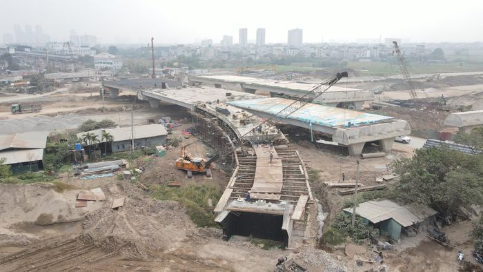 Những phiến dầm lớn lần lượt được lắp đặt, tạo nên những nhịp cầu vượt tại nút giao Vành đai 4 với QL6. Từ công trường nhìn về phía tuyến metro Cát Linh – Hà Đông, diện mạo đầu mối giao thông trọng điểm phía Tây Nam Thủ đô đang dần hiện rõ.