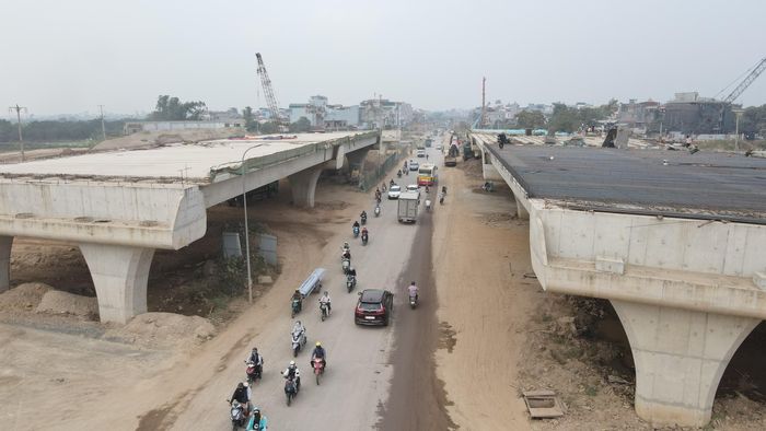Các nhánh đường lên xuống cùng hệ thống cầu vượt đang được khẩn trương thi công, từng bước kết nối thành mạng lưới giao thông nhiều tầng, tạo hình hài nút giao Vành đai 4 với QL6.