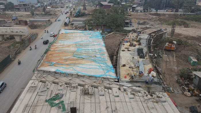 Bên cạnh tiến độ thi công, công tác bảo đảm an toàn giao thông và vệ sinh môi trường tại công trường vẫn còn những bất cập. Bụi phát tán dày đặc mỗi khi phương tiện đi qua khiến người dân bức xúc, tiềm ẩn nguy cơ mất an toàn cho người tham gia giao thông.