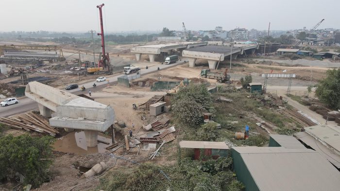 Anh Lê Xuân Hoàn (phường Chương Mỹ, Hà Nội), người thường xuyên di chuyển qua khu vực, cho biết mặt đường bị thu hẹp do thi công, trong khi bụi phát tán dày đặc, khiến ngay cả khi đeo khẩu trang, bụi vẫn bay vào mắt, gây nguy hiểm khi lái xe. Anh mong muốn các nhà thầu bên cạnh việc đẩy nhanh tiến độ cần tăng cường các biện pháp bảo đảm an toàn giao thông, hạn chế bụi trong quá trình thi công.