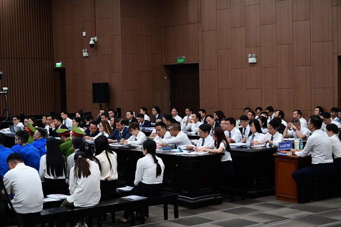 Khoảng 200 luật sư tham gia tố tụng phiên tòa.