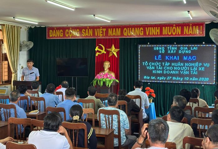 Sở Xây dựng tỉnh Gia Lai tổ chức tập huấn nghiệp vụ vận tải cho người lái xe kinh doanh vận tải. Ảnh: T.Q