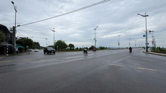 Đề xuất lắp dải phân cách mềm và đèn tín hiệu tại đầu cầu Thạch Bích để phân luồng, điều tiết phương tiện. (Ảnh: Lê Danh)
