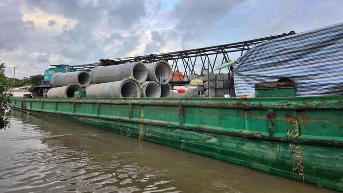 Phương tiện sà lan đang bị tạm giữ để phục vụ công tác xác minh, làm rõ vụ việc. Trong thời gian chờ xử lý, chủ phương tiện có trách nhiệm tự quản lý tàu kéo, sà lan và chấp hành chỉ đạo của chính quyền địa phương trong quá trình khắc phục cầu.