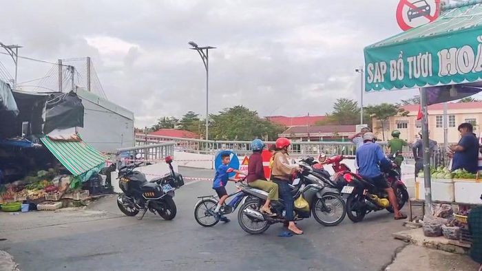 Để phục vụ công tác xử lý sự cố, chính quyền xã Đầm Dơi đã tổ chức rào chắn hai đầu đường dẫn vào cầu Nông Sản Thực Phẩm, cấm người và phương tiện lưu thông qua cầu trong thời gian chờ khắc phục.