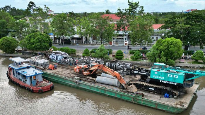 Sáng 27/10, Sở Xây dựng tỉnh Cà Mau phối hợp với Trung tâm Quy hoạch và Kiểm định xây dựng cùng UBND xã Đầm Dơi khảo sát bề mặt cầu, mặt dưới bản mặt cầu, dầm và đầu dầm. Đoàn công tác chưa ghi nhận dấu hiệu nứt, hư hỏng kết cấu đáng kể; một số vị trí cạnh phía dưới dầm bê tông dự ứng lực bị mẻ.