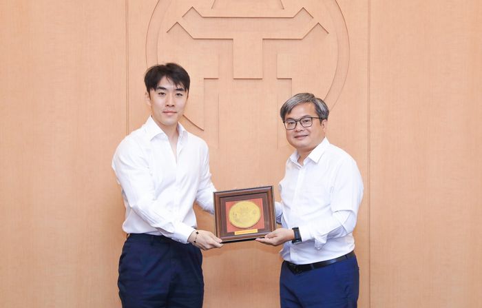 Phó Chủ tịch UBND Thành phố Trương Việt Dũng tặng quà lưu niệm Tổng Giám đốc Công ty Cổ phần Du lịch Quảng Vụ.