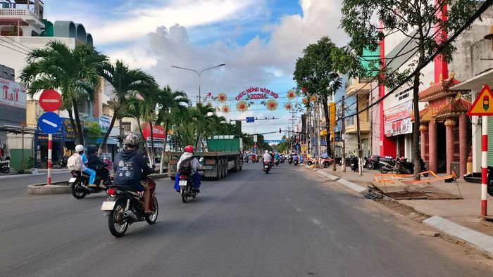 Mặt đường thuộc phạm vi dự án cơ bản đã được thảm bê tông nhựa nóng, đảm bảo lưu thông, đơn vị thi công đang triển khai các hạng mục còn lại của dự án, tạo mỹ quan đô thị.