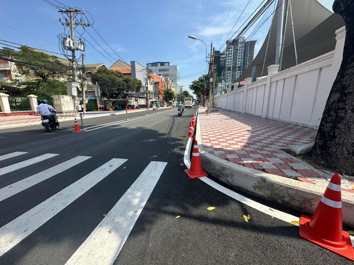 Ông Nguyễn Tiến Hiệp, người dân khu vực Thảo Điền chia sẻ: "Khu vực Thảo Điền cứ mưa là ngập. Vì vậy, khi dự án cải tạo hệ thống thoát nước đường Thảo Điền - Quốc Hương - Xuân Thủy - Nguyễn Văn Hưởng thi công xong người dân ở đây rất phấn khởi và hy vọng dự án sẽ giải quyết dứt điểm tình trạng ngập nước".