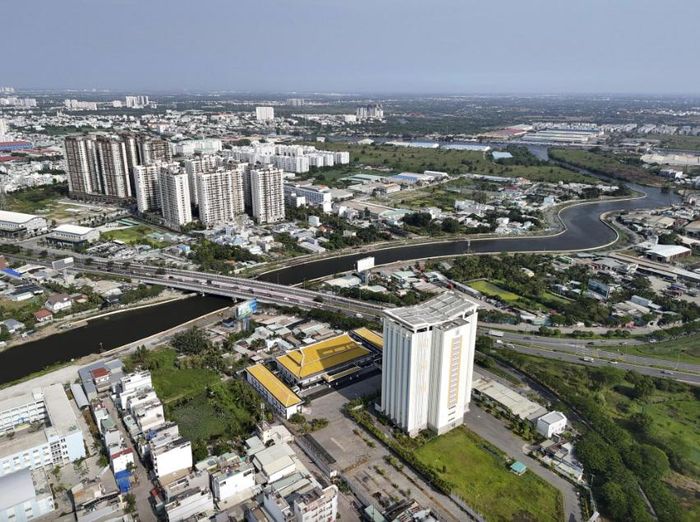 Tại khu vực quận Gò Vấp cũ, hàng loạt dự án thoát nước và nạo vét kênh rạch được đồng loạt triển khai. Trong đó, dự án xây dựng hạ tầng và cải tạo môi trường rạch Cầu Cụt (hơn 2.301 tỷ đồng) và dự án nạo vét rạch Cầu Suối (hơn 5.500 tỷ đồng) đang trong quá trình triển khai.