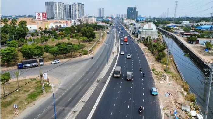 Còn tại khu vực Bình Dương cũ, dự án mở rộng quốc lộ 13 có tổng vốn đầu tư 6.255 tỷ đồng cơ bản đã hoàn thành. Dọc tuyến quốc lộ 13, dự án hệ thống thoát nước hạ lưu cầu Ông Bố (hơn 1.946 tỷ đồng) cũng đã hoàn thành đưa vào sử dụng nhằm giải quyết tình trạng ngập nước ở khu vực này.