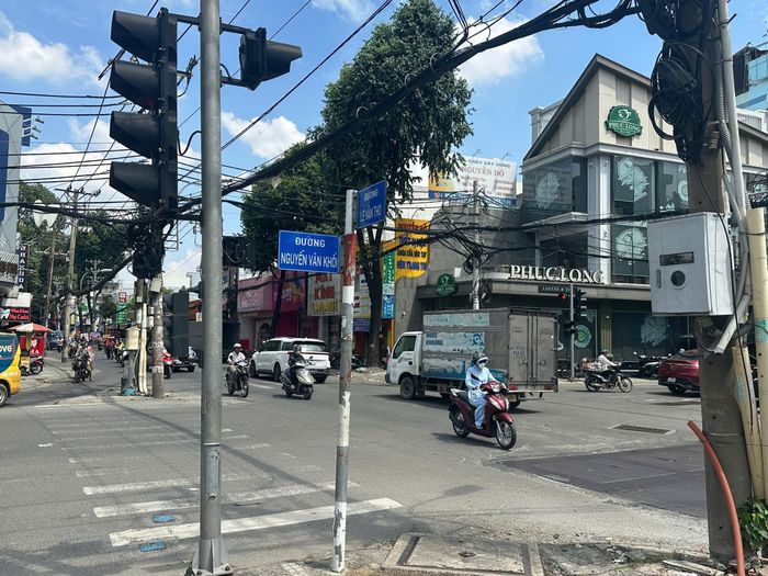 Bên cạnh đó, hàng loạt công trình thoát nước đường phố cũng đang được đầu tư như: Dự án cải tạo hệ thống thoát nước đường Nguyễn Văn Khối - Lê Văn Thọ (352 tỷ đồng), dự án cải tạo hệ thống thoát nước đường Phạm Văn Chiêu (32,5 tỷ đồng), dự án cải tạo hệ thống thoát nước đường Thống Nhất (214 tỷ đồng), dự án cải tạo hệ thống thoát nước đường Quang Trung (120 tỷ đồng)... Trong đó, dự án cải tạo hệ thống thoát nước đường Lê Văn Thọ đã hoàn thành.
