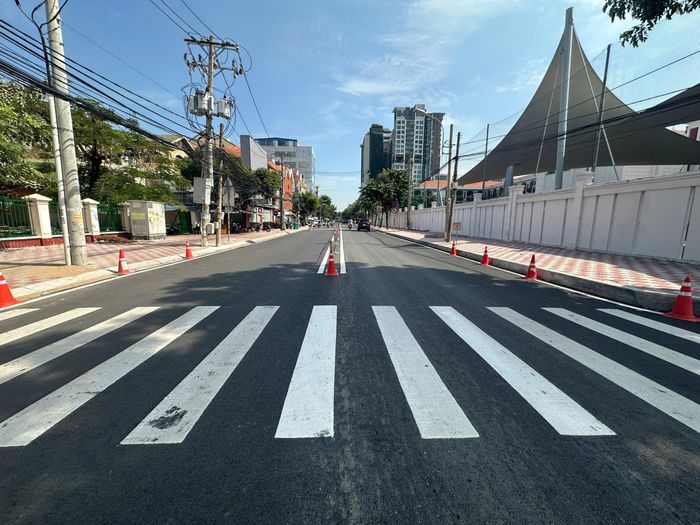 Ngày 27/10, theo ghi nhận của PV Báo Xây dựng tại khu vực Thảo Điền, dự án cải tạo hệ thống thoát nước đường Thảo Điền - Quốc Hương - Xuân Thủy - Nguyễn Văn Hưởng có tổng vốn 289,295 tỷ đồng hiện đã hoàn thiện tuyến đường đưa vào sử dụng.