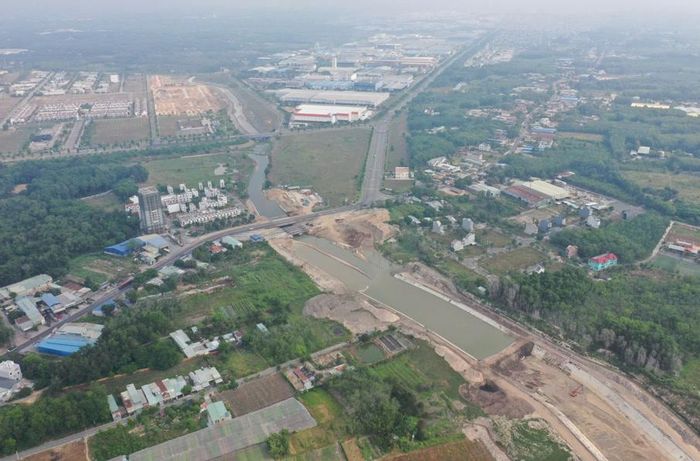 Đối với dự án kênh thoát nước Suối Cái (chiều dài gần 20km), tổng mức đầu tư hơn 5.892 tỷ đồng, sau hơn 2 năm triển khai, dự án dần hình thành, dự kiến hoàn thành trong tháng 12/2026.
