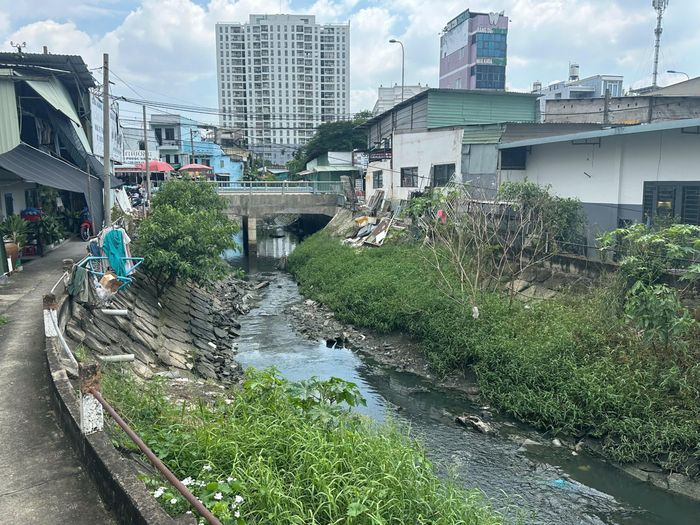 Tuy nhiên, để giải quyết căn cơ ngập ở đây, UBND TP.HCM cũng đã yêu cầu Ban Quản lý dự án đầu tư xây dựng hạ tầng đô thị phối hợp các đơn vị liên quan đẩy nhanh thủ tục đầu tư dự án cải tạo rạch Thủ Đức với tổng vốn 5.124 tỷ đồng. Dự kiến dự án sẽ được phê duyệt ngay trong quý IV năm nay.