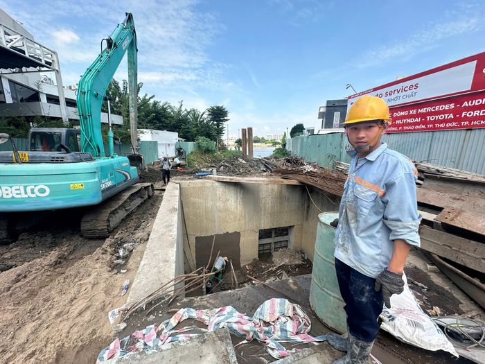 Đối với 2 trạm bơm công suất 3.500m³/giờ và 10.000m³/giờ thuộc dự án cải tạo hệ thống thoát nước đường Thảo Điền - Quốc Hương - Xuân Thủy - Nguyễn Văn Hưởng đang được các nhà thầu khẩn trương thi công để đồng bộ với hệ thống đường, cống thoát nước, dự kiến hoàn thành trong năm 2027.