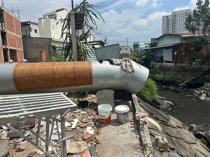 Bên cạnh đó, một trạm bơm công suất lớn được lắp đặt xong tại hẻm 17 đường Dương Văn Cam nhằm phục vụ bơm nước thoát xuống kênh, giải tỏa nguy cơ ngập cho vùng lõi chợ Thủ Đức.