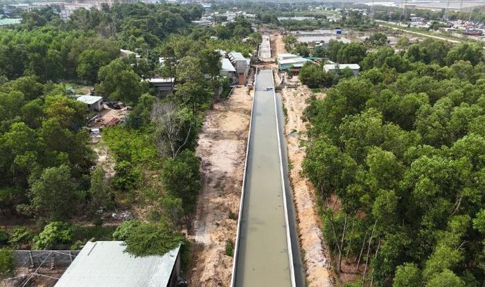 Tại khu vực quốc lộ 51 (Bà Rịa - Vũng Tàu cũ), hai dự án tuyến thoát nước chính dọc quốc lộ qua Phú Mỹ đang được triển khai với tổng vốn lần lượt hơn 366 tỷ đồng và gần 553 tỷ đồng.