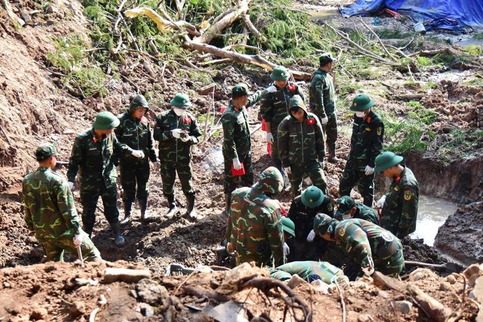 Lực lượng chức năng tìm kiếm hài cốt liệt sĩ tại Công viên Lê Thị Riêng.