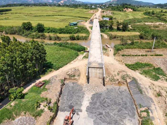 Ông Trần Tiến Đông, Giám đốc Ban Quản lý dự án đầu tư xây dựng công trình giao thông và nông nghiệp phát triển nông thôn tỉnh Đắk Lắk cho biết, Ban đặt mục tiêu giải ngân tối đa kế hoạch vốn được bố trí cho dự án từ nay đến cuối năm, đồng thời bảo đảm chất lượng công trình, không vì tiến độ mà đánh đổi chất lượng.