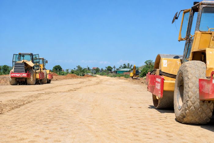 Ông Bạch Xuân Quân, Chỉ huy trưởng công trình của Công ty TNHH Châu Phúc cho biết: "Nhà thầu đang tập trung đắp nền đường, tranh thủ thời tiết thuận lợi và tổ chức tăng ca đến 22-23h. Do mưa kéo dài, một số vị trí mới thi công trở lại khoảng 10 ngày; nhà thầu dự kiến hoàn thành công trình vào ngày 31/12".