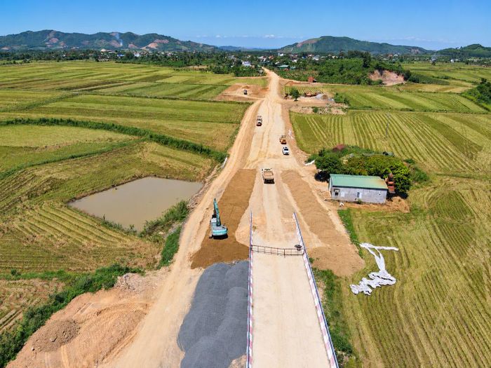 heo chủ đầu tư, giá trị thực hiện đạt hơn 34%. Nhà thầu đang tăng cường máy móc, nhân lực, tranh thủ thời tiết thuận lợi phấn đấu hoàn thành công trình trong năm 2026.