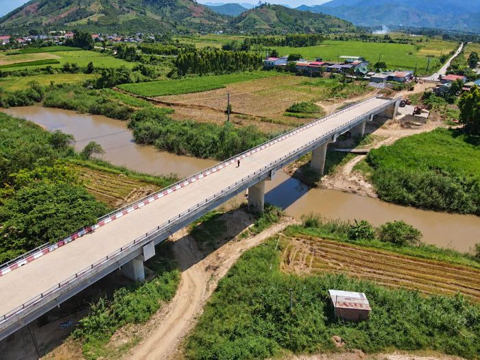 Cầu Krông Bông có 6 nhịp, mỗi nhịp dài 33m, thuộc gói thầu trị giá hơn 36 tỷ đồng. Khối lượng thực hiện đạt 96,75%; Gói thầu đường dẫn hai đầu cầu có giá trị hợp đồng hơn 19 tỷ đồng, nhà thầu đang thi công nền đường đắp đất, phấn đấu đưa công trình vào khai thác vào cuối năm.