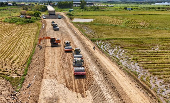 "Đến nay, chủ đầu tư đã phối hợp với các cấp, ngành tháo gỡ khó khăn về nguồn vật liệu đắp và đơn giá, tạo điều kiện để nhà thầu đẩy nhanh tiến độ thi công. Ban yêu cầu nhà thầu tăng cường máy móc, nhân lực, tranh thủ thời tiết thuận lợi và triển khai các biện pháp thi công, nhằm đưa công trình về đích đúng tiến độ, bảo đảm chất ông", ông Đông nhấn mạnh