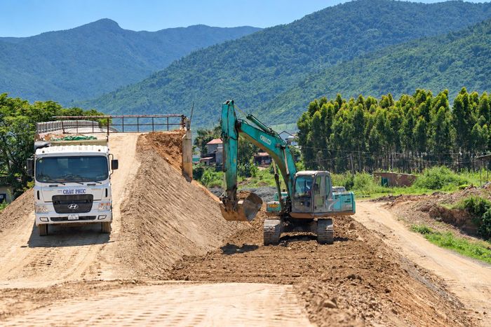 Sau thời gian phải tạm dừng do thiếu đất đắp và vướng mặt bằng, đường dẫn hai đầu cầu Krông Bông đã được thi công trở lại. Mặt bằng được bàn giao 100%, nguồn vật liệu đắp được tháo gỡ nhờ tận dụng nguồn khoáng sản dôi dư từ bãi thải cao tốc Khánh Hòa – Buôn Ma Thuột.