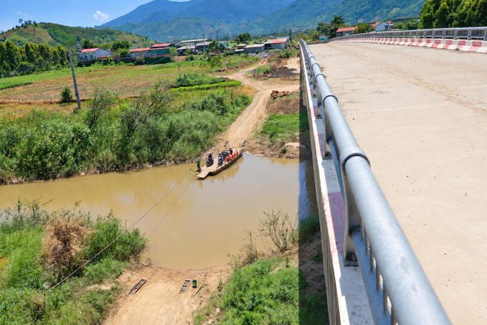 Cầu Krông Bông chưa hoàn thiện, người dân và học sinh vẫn phải đi phà qua sông mỗi ngày. Khi hoàn thành, cầu Krông Bông sẽ nối liền tuyến giao thông qua sông, góp phần chấm dứt việc người dân, học sinh phải đi phà và kết nối giao thông giữa các xã trên địa bàn tỉnh Đắk Lắk.