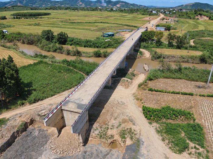 Theo ghi nhận của phóng viên Báo Xây dựng, công trình cầu Krông Bông và đường dẫn hai đầu cầu thuộc Dự án Bố trí ổn định dân di cư tự do tại xã Vụ Bổn, đang được tiếp tục thi công sau thời gian gặp vướng mắc về mặt bằng và đất đắp