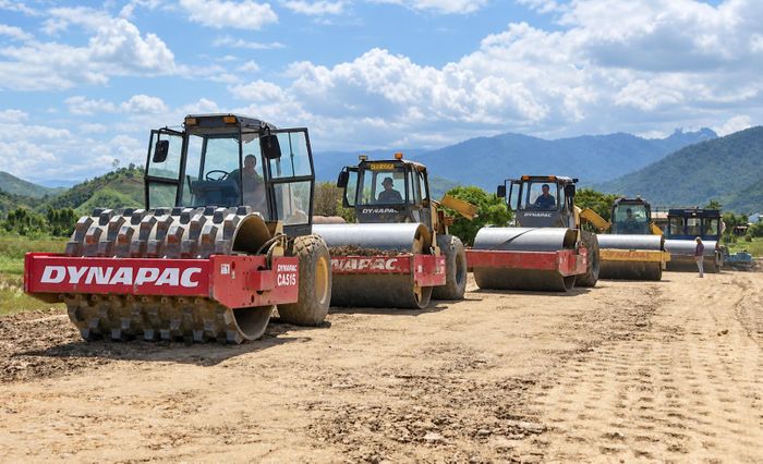 Nhà thầu tranh thủ những khoảng thời gian nắng ráo tổ chức tăng ca, tăng kíp để đẩy nhanh tiến độ thi công. Ban Quản lý dự án đầu tư xây dựng công trình giao thông và nông nghiệp phát triển nông thôn tỉnh Đắk Lắk (chủ đầu tư) cử cán bộ bám sát hiện trường, đôn đốc tiến độ và yêu cầu bảo đảm chất lượng công trình.