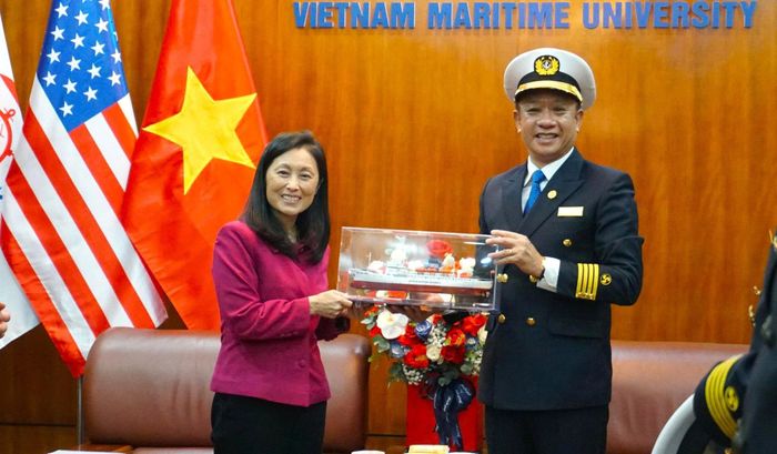 PGS.TS Phạm Xuân Dương, Hiệu trưởng Trường đại học Hàng hải Việt Nam trao tặng Đại sứ Jennifer Wicks mô hình tàu huấn luyện của nhà trường.