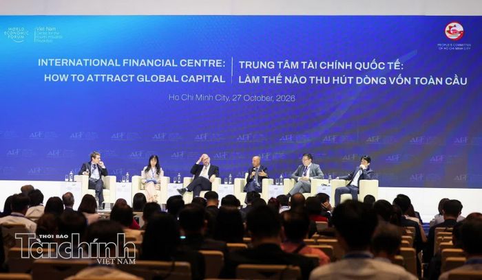 Các chuyên gia thảo luận tại phiên chuyên đề “Trung tâm tài chính quốc tế: Làm thế nào thu hút dòng vốn toàn cầu?”, trong khuôn khổ Diễn đàn Kinh tế mùa thu 2026, ngày 27/10. Ảnh: Lê Toàn