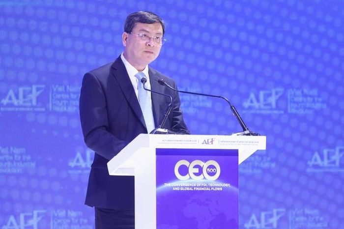  Ông Nguyễn Công Vinh - Phó Chủ tịch UBND Tp.HCM nhấn mạnh vai trò của công nghệ, nguồn nhân lực và thể chế trong việc nâng cao năng lực cạnh tranh của Việt Nam. 