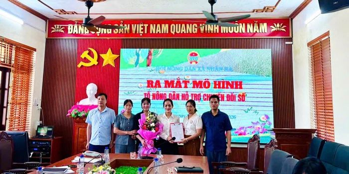 Xã Nhân Hà ra mắt “Tổ nông dân hỗ trợ chuyển đổi số”.