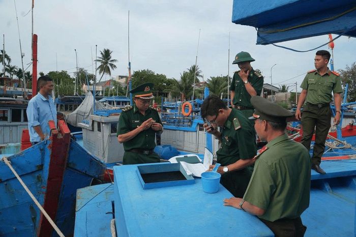 Lực lượng chức năng kiểm tra, rà soát tàu cá nhằm nâng cao hiệu quả quản lý hoạt động khai thác thủy sản.