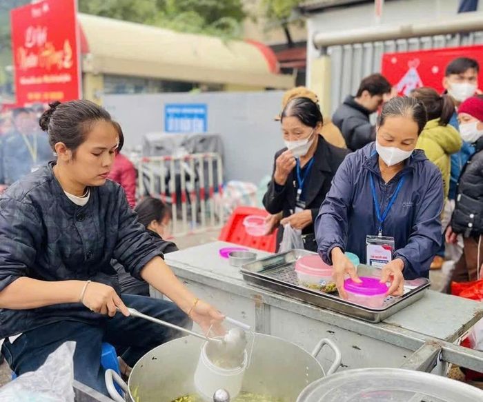 Những suất cơm nghĩa tình được trao tận tay người bệnh và thân nhân, mang theo sự quan tâm, động viên trong những ngày điều trị xa nhà. Ảnh Tiktok baodongnat86.
