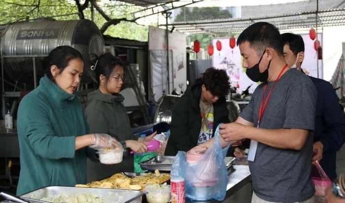 Những người đồng hành cùng Bảo Đồng Nát góp công sức chuẩn bị từng bữa ăn, tiếp nối hành trình sẻ chia với những hoàn cảnh khó khăn.Ảnh Tiktok baodongnat86.