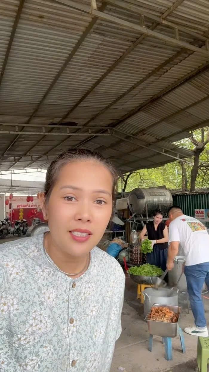 Chị Nguyễn Thanh Thủy (Bảo Đồng Nát) cùng những người đồng hành duy trì bếp cơm thiện nguyện, sẻ chia khó khăn với bệnh nhân và người nhà bệnh nhân tại Viện Huyết học – Truyền máu Trung ương. Ảnh Tiktok baodongnat86.
