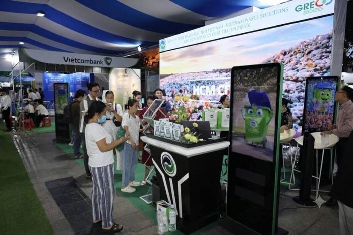  Đông đảo người dân thăm quan mô hình xử lý rác của VWS tại đường Nguyễn Huệ (TP.HCM) 