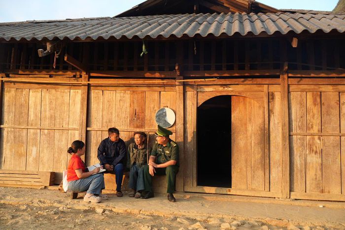 Bí thư Chi bộ xóm Lũng Mần (xã Cốc Pàng) dịch lời cụ ông Vừ Mí Chí chia sẻ với phóng viên Báo Đại biểu Nhân dân. Ảnh: Nguyễn Ánh