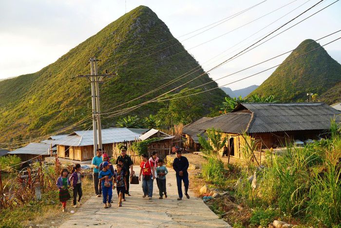 Phóng viên Báo Đại biểu nhân dân theo chân Trung tá Dương Văn Giang - Chính trị viên Đồn Biên phòng Cốc Pàng về xóm Lũng Mần ghi nhận về cuộc sống của đồng bào Mông. Ảnh: Nguyễn Ánh